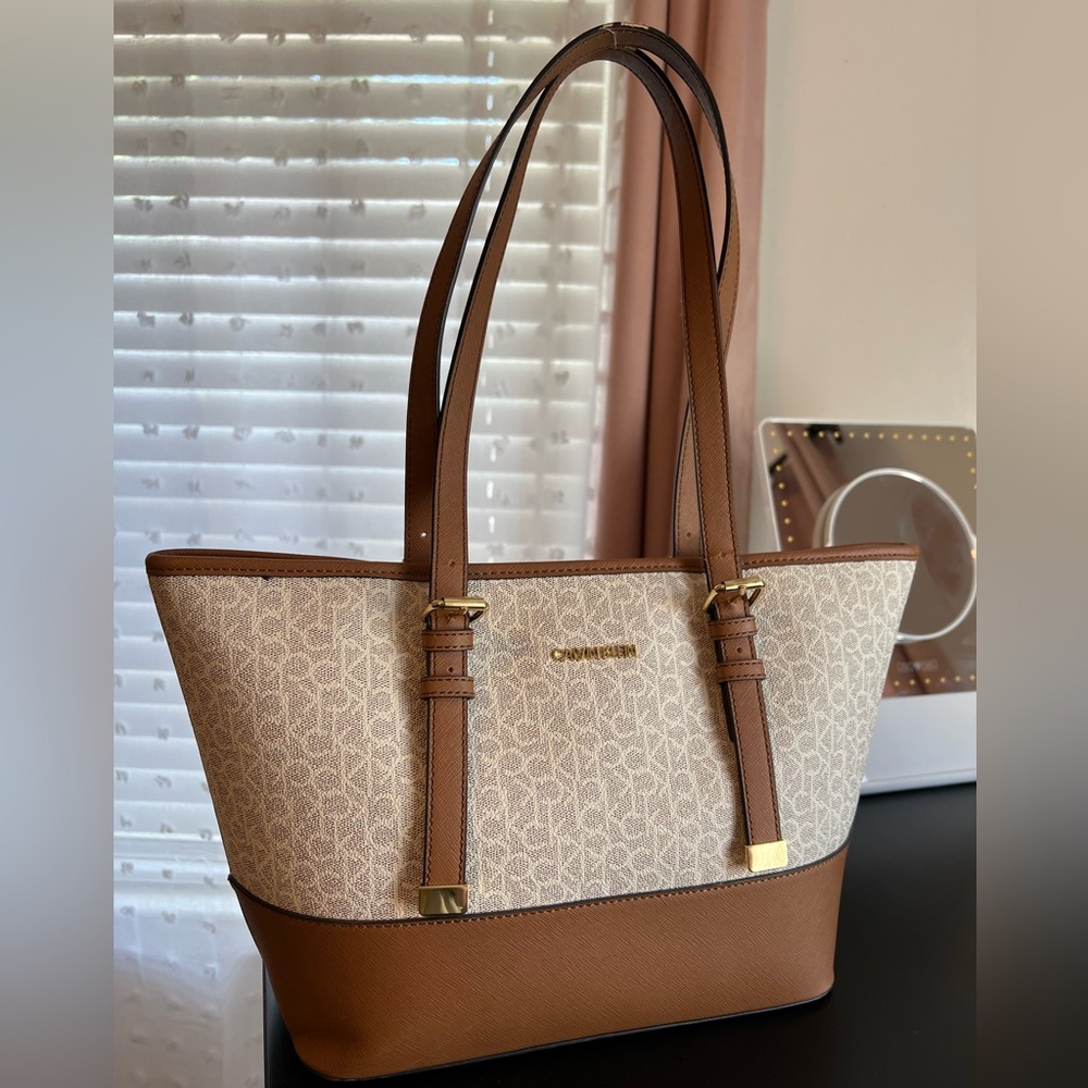 Calvin Klein logo shoulder bag with zipper
